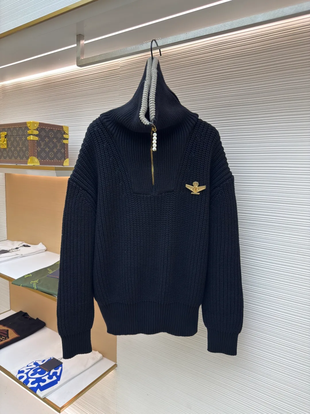 LOUIS VUITTON Pearl Aviator Brooch Lapel Sweater ●Authentic product: 25100 purchased and developed ●Item number: 1680544-D15 ●Fabric: wool blended fabric ●Technology: knitted ●Version: fitted version ●Weight: about 1720g ●Size: XS-S-M-L ●Description: The fabric is made of cotton-wool blended cotton thread, 35% wool, 65% cotton yarn. The ready-to-wear fabric has a soft feel and is thick and slightly elastic. The chest logo is alloy electroplated gold, the zipper is natural mother of pearl, and the pull tabs are electroplated brass. The cuffs have mother-of-pearl and each button has the brand's LOGO. All accessories are developed according to the original version, and every detail and weight of each accessory is restored. This half-zip pullover continues the dandy style of the 2025 spring and summer show. It is made of sheep wool blended with a thick cable knit, and the body and collar are rendered in different colors. The LV Airways brooch sits elegantly on the chest, and the zipper pull and cuffs sparkle with pearlescent light. The overall routing is straight and delicate, the fabric is comfortable and soft, and the color is consistent without color difference. It can be matched with the same style to create a fashionable look and control various occasions. Customized accessories, complete with three standards, same style for men and women! .